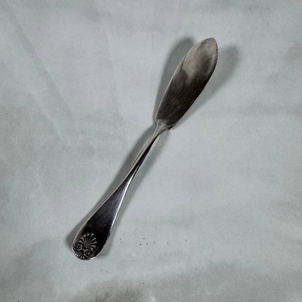 Vintage Oneida W.M. A. Rogers A1 Silver Plated Master Butter Knife Shell Pattern